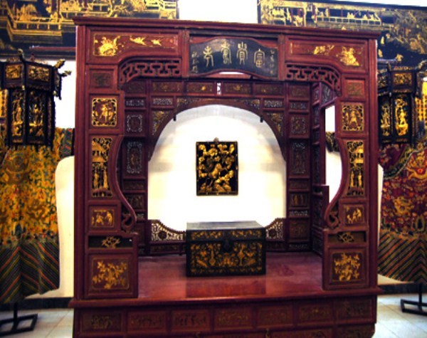 Nhiều hiện vật liên quan đến cung đình nhà Nguyễn đã được quy tụ, trong đó đồ sộ nhất là chiếc long sàng (giường ngủ của vua) sơn son thiếp vàng.